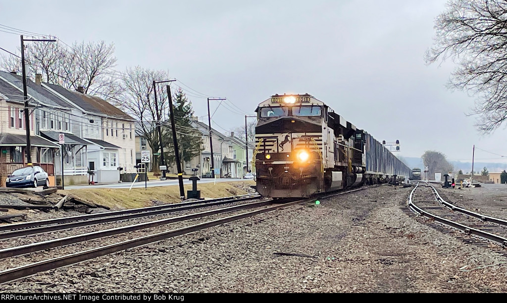 NS 8016 leads eastbound trash empties through Alburtis